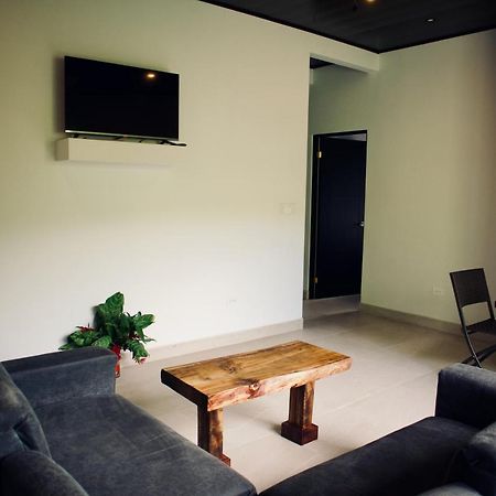 Jungle Home With King Beds -5 Minutes From The Beach ウビタ エクステリア 写真